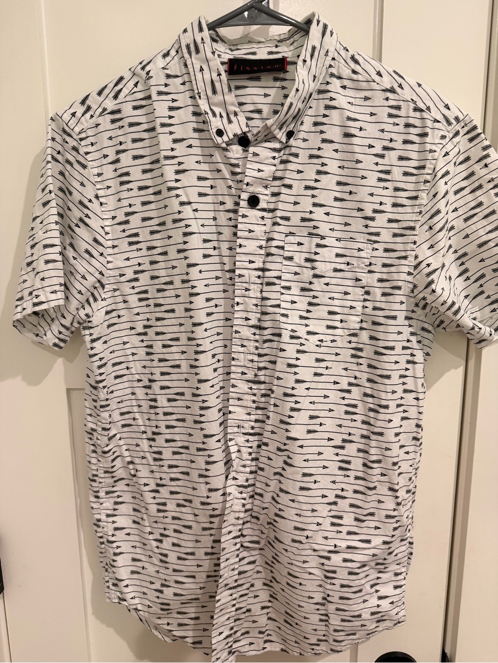Fission Black Arrow Print Button Down Short Sleeve Art Coastal Native Compass M